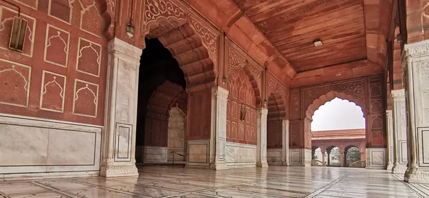 the white marble floor of Jama Masjid
